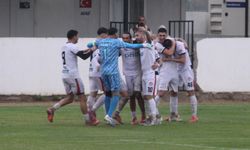 Gençler, yağmurla coştu