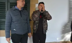 Babasını dövmek için bankanın kapılarını kırdı