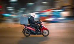 Maskeliler paket servis elemanına saldırdı