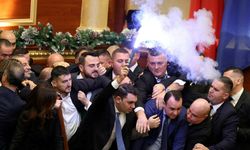 Mecliste meşale yakıldı, su fırlatıldı