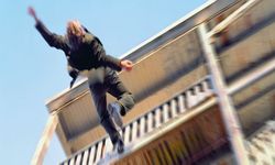 İp ile dairesine girmeye çalışırken yüksekten düşerek yaralandı