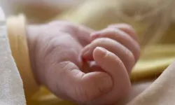 Beyin kanaması geçiren 3 aylık bebek yoğun bakımda