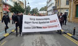 Kamuda yetkili sendikalar, Başbakan Yardımcılığı önünde eylem yaptı