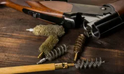 Av tüfeğini temizlerken eşini yaraladı