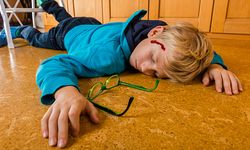 Tatlısu’da merdiven korkulukları arasından düşen bir yaşındaki çocuk ağır yaralandı