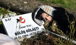 Dizinde yattığı babaannesinin mezar taşına sarıldı
