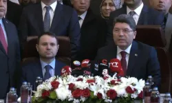 Devir teslim töreninde koltuk krizi