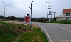 Anayol kavşaklarına solar enerjili DUR levhaları yerleştirildi