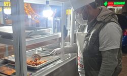 Gazimağusa Belediyesi seyyar tezgâhlarda lokma üretimi ve satışı yapan esnafı denetledi