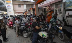 Hindistan'da akaryakıt kuyruğu