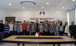 Gençler Birliği gençleri kupayı Başkan Sadıkoğlu’na götürdü