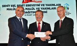 İlk kartı Üstel aldı