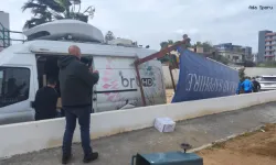 Şiddetli fırtına yedek kulübesini uçurdu, maçı tatil ettirdi