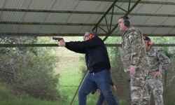 Rum Savunma Bakanı'ndan silahlarla poz