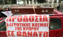 Güneyde hayvancılar tabutla Rum Başkanlık Sarayı’na yürüdü