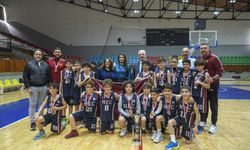 Yakın Doğu İlkokulu basketbolda namağlup şampiyon!