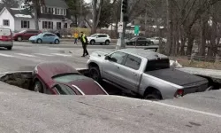 Yol çöktü, araçlar çukurun içine girdi