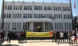 Kıbrıs Türk Taksici Dernekleri Federasyonu, Bayındırlık ve Ulaştırma Bakanlığı önünde eylem yaptı