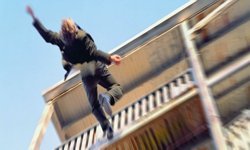 Balkon penceresinden evine girmeye çalışırken düşen şahıs yaralandı