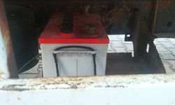 Park halindeki kamyondan aküler çalındı