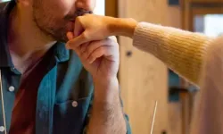 Kadının elini öptüğü için ceza yedi