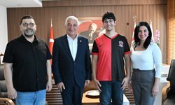 Şampiyon satranççı Emre Şeb’den Özçınar'a ziyaret