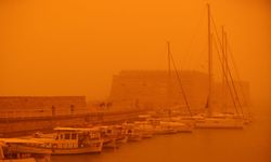 Girit Adası'nda gökyüzü kırmızıya büründü