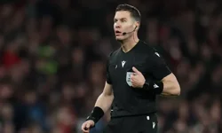 Hakem, maçın ortasında telefonla konuştu