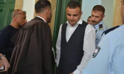 İnşaat demiriyle kız arkadaşının evini bastı