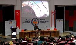 Hürkuş’un ilk test pilotu DAÜ’de öğrencilerle bir araya geldi