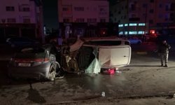 Biri devrildi, diğeri direğe çarptı