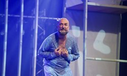 Sanatçı Abdullah Öztoprak’ın tiyatro oyunu ‘Parçalayanım… Parçalarım’ LAÜ'de sahneleniyor