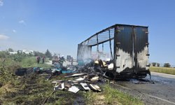 Mobilya ve halı yüklü tır dorsesi küle döndü