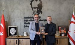 Kıbrıs Türk Halk Dansları Federasyonu, İskele Belediye Başkanı Sadıkoğlu’nu ziyaret etti