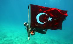 Deniz altında Türk bayrağı açtılar