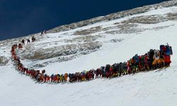 Everest Dağı'na bir günde 274 dağcı tırmanarak rekor kırdı