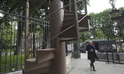 Eyfel Kulesi'nden sökülen parça rekor fiyata satıldı