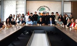Polatpaşa Lisesi ve kardeş okulundan Mesarya Belediye Başkanı Latif’e 19 Mayıs ziyareti