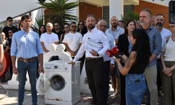 AÖA önünde çamaşır makineli protesto