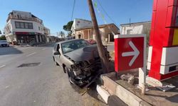 Yoldan çıktı, elektrik direğine çarptıYoldan çıktı, elektrik direğine çarptı