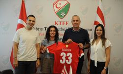 Kıbrıslı Türk futbolcu Halle Hussein KTFF'yi ziyaret etti..!