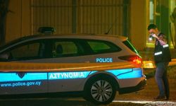 Polislere bıçakla saldırdı