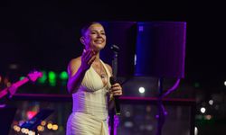 Merve Özbey'den, Merit Liman Teras sahnesinde unutulmaz bir gece