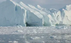 Grönland'ın güney kıyılarına doğru dev bir buzdağı sürüklenerek ilerliyor