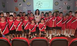 Gizem Oymacı, U12 milli takımına, beslenme eğitimi verdi