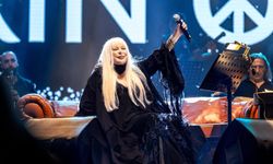 Zerrin Özer, Grand Sapphıre sahnesinde 50. sanat yılını coşkuyla kutladı
