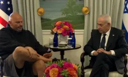 İsrail destekçisi senatör, Netanyahu'yu şortla karşıladı
