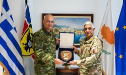 İki General’den Girne tablosu önünde poz