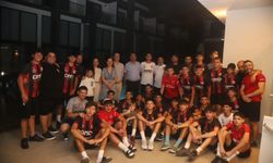Şampiyon Larnaka Gençler Birliği U17 takımı, sponsoruyla yemekte buluştu