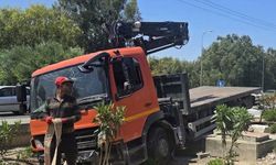 Kamyon, kanalizasyon havuzunda asılı kaldı